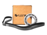 Uma caixa marrom escrito FLEETPRO, um rolamento e uma correia, todos da marca FLEETPRO