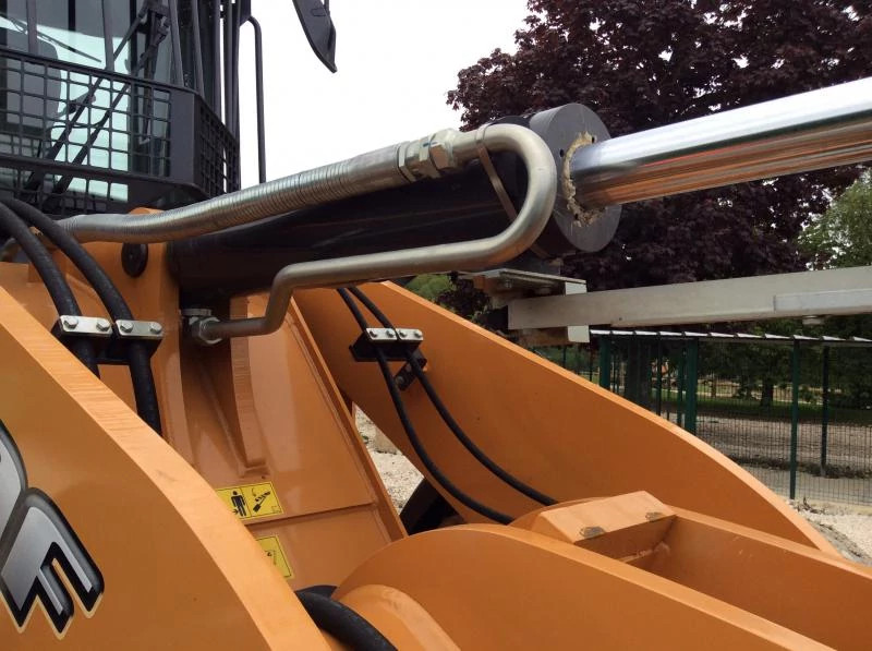 Metal Wrapped Hoses - Tilting and Lifting