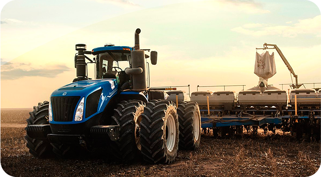 Trator T7 New Holland com engate de Plantadeira em atividade no campo