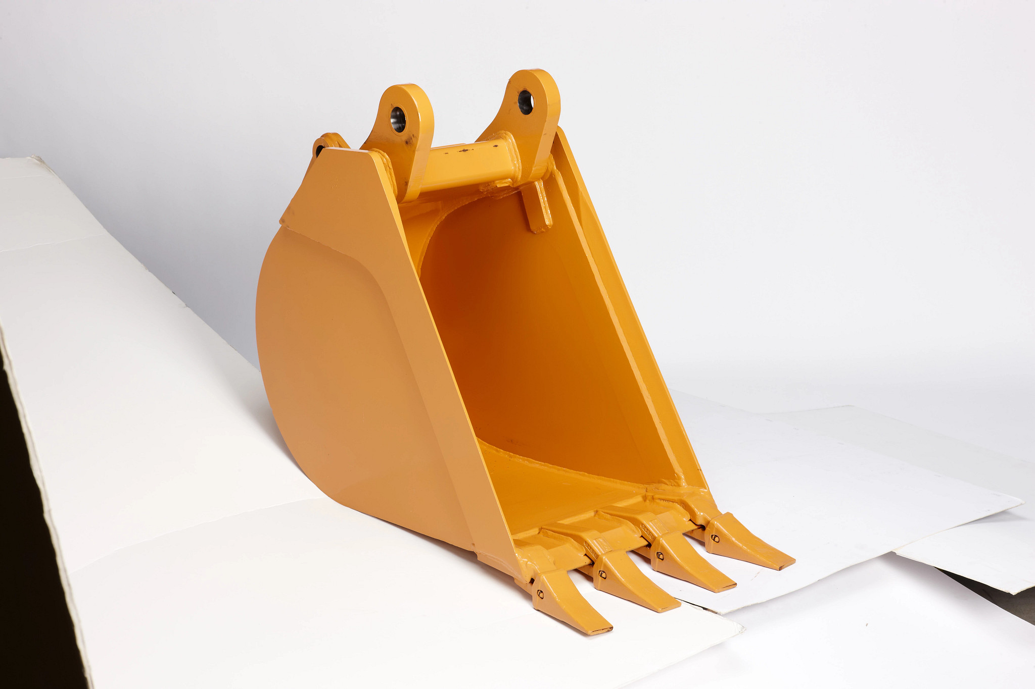 Godet pour pelle rétrocaveuse résistant de 18 po avec 4 dents de 5,3 pi³ | CASECE | CA | EN