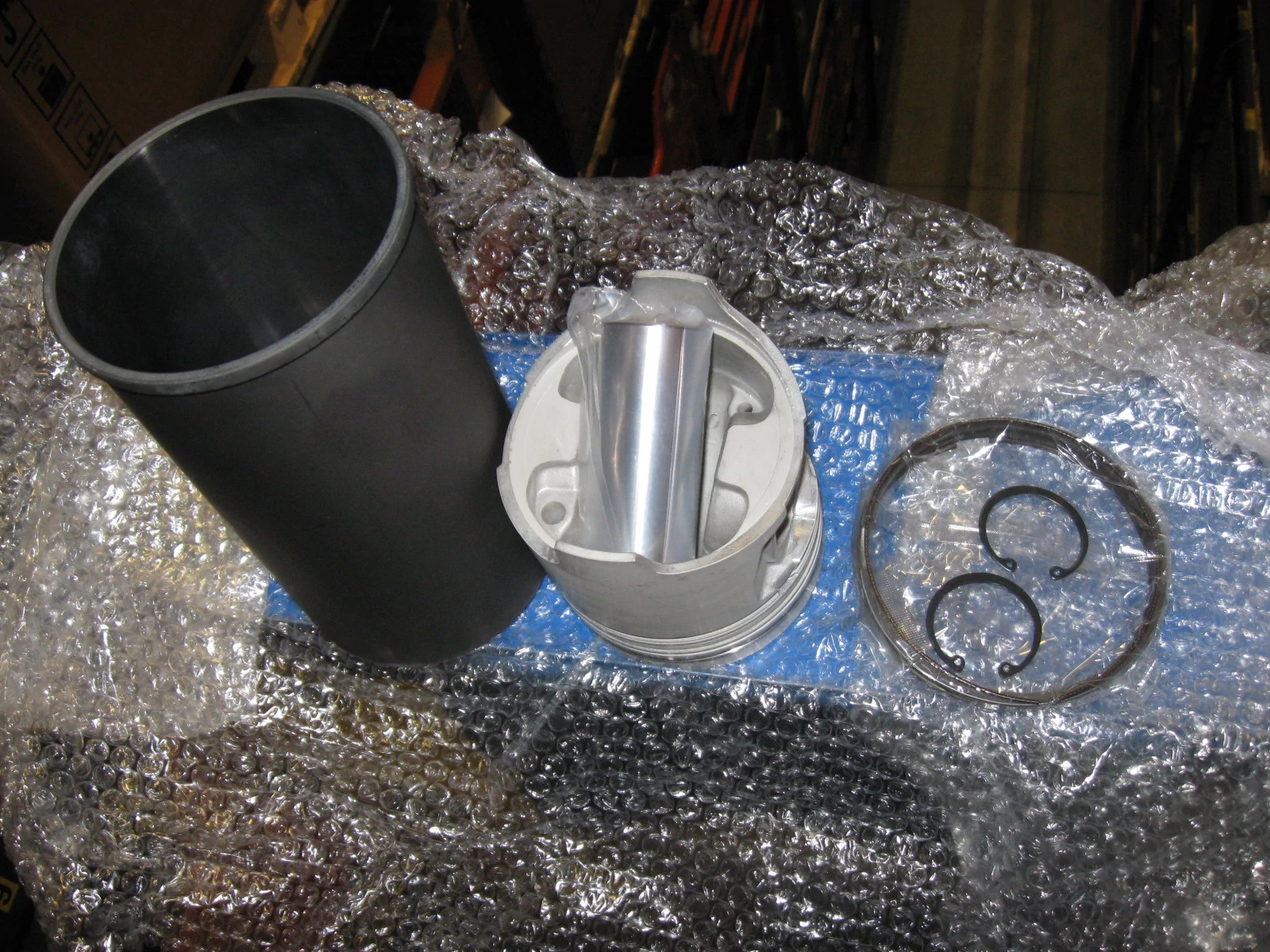 KIT, LINER, PISTON R - 47448480