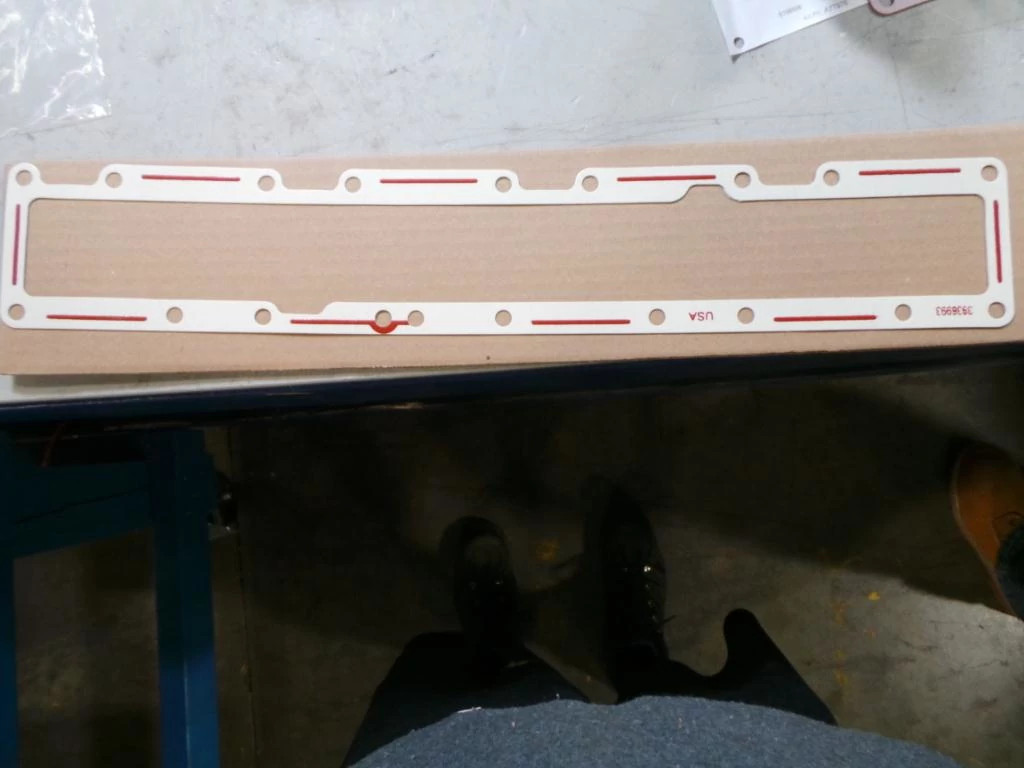 Junta da tampa do coletor de admissão - 566 mm C x 95,5 mm A x 0,76 mm espessura